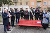 Una panchina rossa in piazzale Matteotti