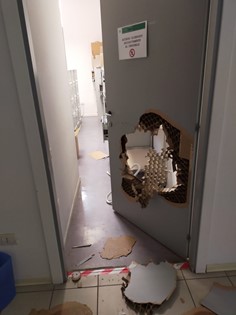 Porta danneggiata.jpeg